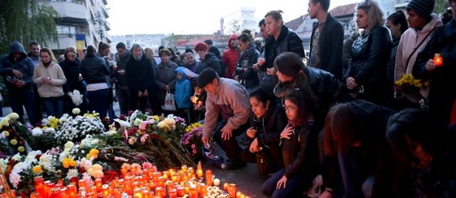 Des personnes disposent des bougies en hommage aux victimes de l'incendie dans la discotheque a Bucarest,  le 31 octobre 2015