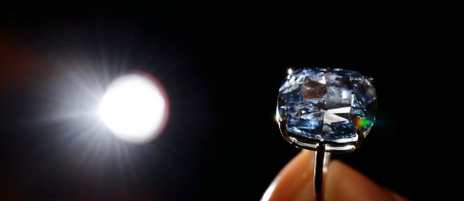 Le "Blue Moon diamond" qui sera vendu par Sotheby's a Geneve, presente le 4 novembre 2015