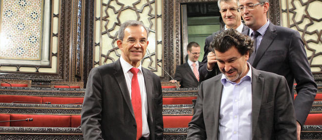 Thierry Mariani (gauche) et Nicolas Dhuicq (droite) au Parlement syrien, le 12 novembre 2015.