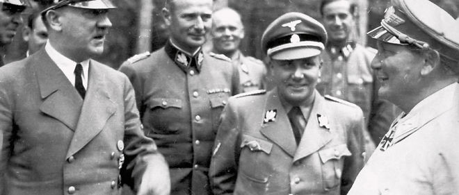 Hitler aux cotes de Karl Wolf, Martin Bormann et Hermann Goring, a Rastenburg (ex-Prusse orientale), en 1942.