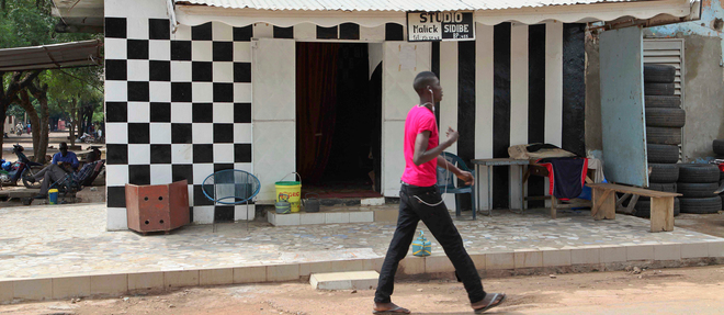  
La photographe Fatoumata Diabate a pris possession de la cour du musee pour y planter son << studio de la rue >> le temps des Rencontres. Celles-ci ont rendu celebre le Bamakois Malick Sidibe.
 