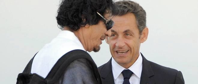 Nicolas Sarkozy, alors president de la Republique francaise, et Muammar Kadhafi, le 10 juillet 2009.
