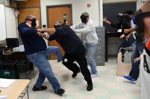 Une simulation de fusillade dans un établissement scolaire lors d'un entraînement à Levittown, en Pennsylvanie, le 3 novembre 2015 © JEWEL SAMAD AFP