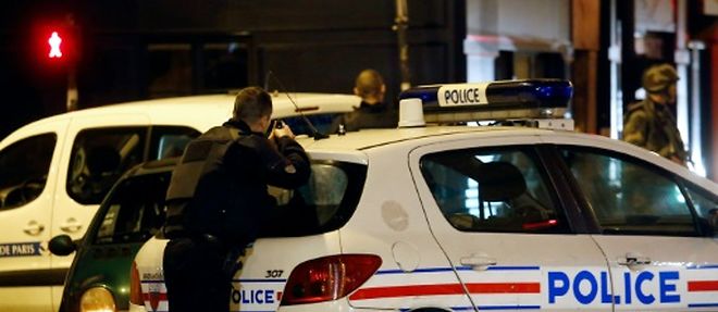 Des policiers devant le bar La Belle Equipe rue de Charonne a Paris, le 14 novembre 2015
