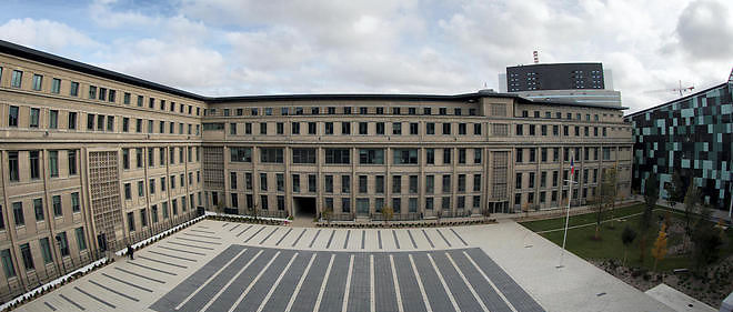 The parade ground of the new building of the French Ministry of Defence, dubbed "The French Pentagon" or "The Balardgone" because of its situation in the Balard district, is pictured on October 29, 2015 in Paris.  AFP PHOTO / JOEL SAGET