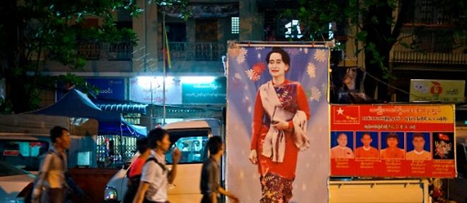Un portrait de l'opposante birmane Aung San Suu Kyi  sur une camionnette a Rangoun, le 3 novembre 2015