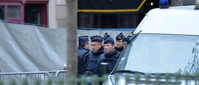 Des policiers autour du Bataclan le 14 novembre, au lendemain de l'attaque.