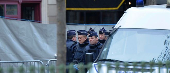 Des policiers autour du Bataclan le 14 novembre, au lendemain de l'attaque.