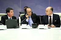 Vendredi 13 novembre 2015 : conseil d'urgence au ministère de l'Intérieur avec François Hollande, Manuel Valls et Bernard Cazeneuve.  ©CHRISTELLE ALIX