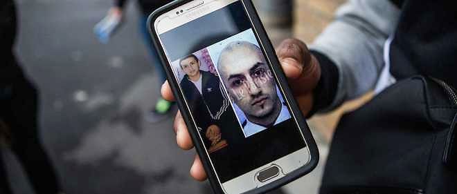 A Drancy, un ami et voisin de la famille Amimour montre une photo du kamikaze sur son telephone. 
