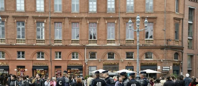Une patrouille de police sur la place du Capitole a Toulouse le 14 novembre 2015