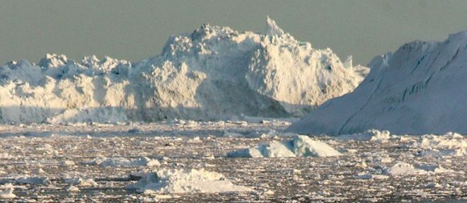 Des tonnes de glace recoltees au Groenland sont en route pour Paris, destinees a etre installees sur la place de la Republique pour sensibiliser aux enjeux de la conference climat de l'ONU (COP21)