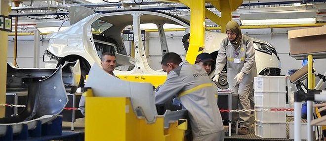 Vue de l'usine Renault d'Oran avec des ouvriers a l'oeuvre le 10 novembre 2014. 