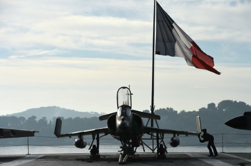 La piste de decollage du porte-avions Charles de Gaulle a Toulon le 18 novembre 2015