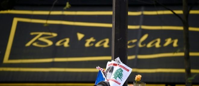 Des fleurs deposees devant la salle du Bataclan, le 18 novembre 2015 a Paris