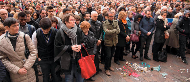 Plus de 12 000 personnes, selon la police, marchaient << pour les libertes, la paix, contre la barbarie et les amalgames >>, samedi apres-midi, dans les rues de Toulouse.