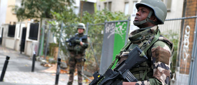 Saint-Denis, le 18 novembre. La loi votee le 20 novembre prolonge l'etat d'urgence pour trois mois et elargit son perimetre.