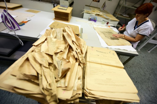 Monika Szabo, employee aux Archives de Budapest, travaille sur un document relatif a la deportation des juifs datant de 1944, le 12 novembre 2015 a Budapest