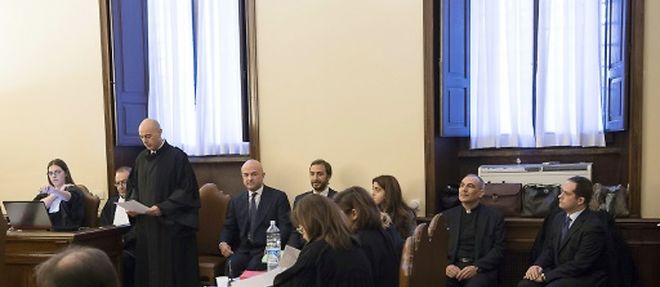 (g-d): les journalistes italiens Gianluigi Nuzzi et Emiliano Fittipaldi, la consultante Francesca Chaouqui et Mgr Lucio Angel Vallejo Balda, lors de leur proces, le 24 novembre 2015 au tribunal du Vatican, a Rome