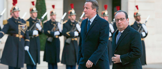 Francois Hollande recoit James Cameron a l'Elysee, le 23 novembre. Plus tot dans la matinee, le Premier ministre britannique s'etait recueilli devant le Bataclan.