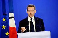 Sarkozy, coinc&eacute; entre PS et FN depuis les attentats, repart en campagne