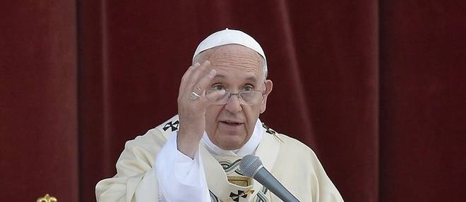 Le pape donne l'exemple en accuillant deux familles de regugies au Vatican.