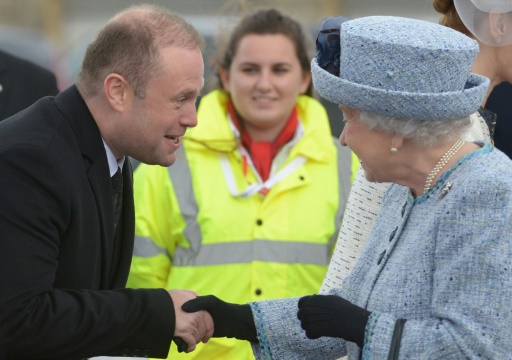 La reine Elizabeth II recue par le Premier ministre maltais Joseph Muscat, le 26 novembre 2015 a La Valette