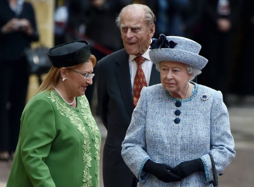 La reine Elizabeth II (d) le duc d'Edimbourg (c) et la présidente de Malte Marie-Louise Coleiro Preca, le 26 novembre 2015 à La Valette © ALBERTO PIZZOLI AFP