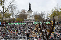 Paris : la place de la R&eacute;publique recouverte de chaussures