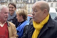 Bretagne : candidat et ministre, le r&ocirc;le de Le Drian agite la campagne