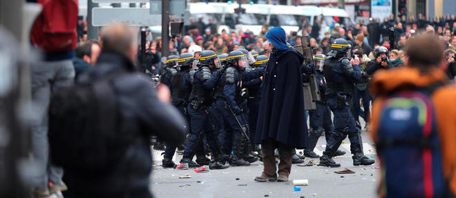 Des affrontements ont eclate entre forces de l'ordre et manifestants, place de la Republique, a Paris.
