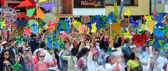 Des rassemblements ont eu lieu partout dans le monde, comme ici a Bogota, pour reclamer des accords durant la COP21.