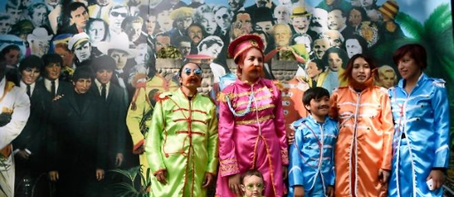 Des gens deguises en Beatles a Mexico le 28 novembre 2015