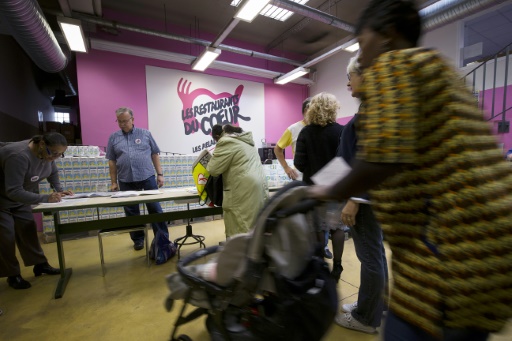 Distribution de nourriture le 24 septembre 2015 dans un local des "Restos du Coeur" a Paris