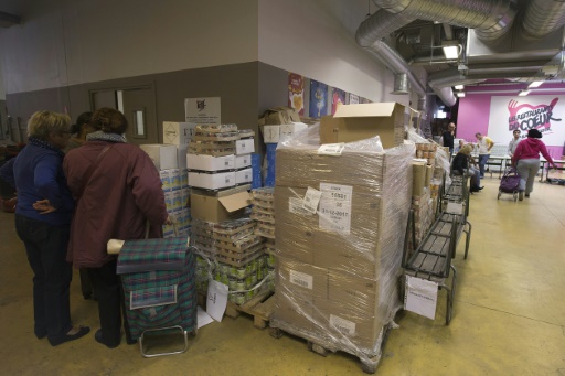 Distribution de nourriture le 24 septembre 2015 dans un local des "Restos du Coeur" à Paris © JOEL SAGET AFP