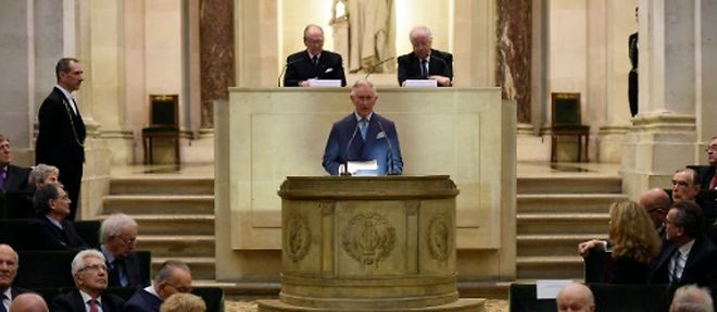 Le Prince Charles lors d'un discours a l'Institut de France a Paris apres avoir recu le prix Francois Rabelais pour son engagement en faveur de l'agriculture biologique, le 30 novembre 2015