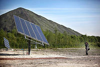 Au pied des terrils de Loos-en-Gohelle fleurissent désormais des panneaux photovoltaïques. ©Alexis Christiaen/Maxppp