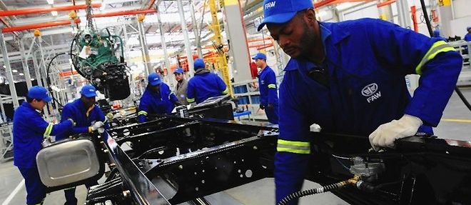 Usine d'assemblage dans la zone de developpement industriel COEGA a  Port Elizabeth, dans la province du Cap oriental. Elle est financee par  First Automotive Works (FAW) et le Fonds de developpement sino-  africain.