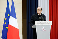 Le président de la République François Hollande rendant hommage aux victimes des attentats de Paris, le 27 novembre, à l'hôtel des Invalides. ©PHILIPPE WOJAZER