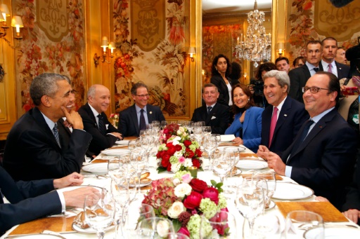 Barack Obama et Laurent Fabius (D) en face de Francois Hollande, John Kerry et Segolene Royal (D) lors du diner a L'Ambroisie, le 30 novembre 2015 a Paris