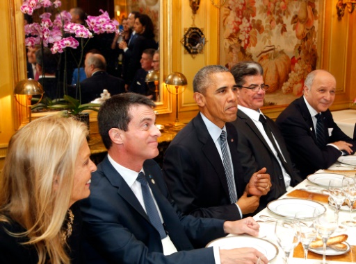 Manuel Valls, Barack Obama et Laurent Fabius  lors du dîner à L'Ambroisie, le 30 novembre 2015 à Paris © THIBAULT CAMUS POOL/AFP