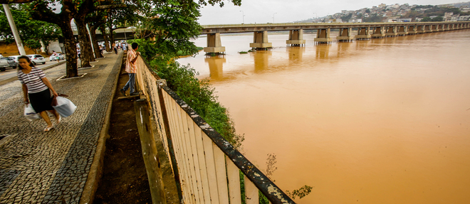 L'État brésilien du Minas Gerais subit, à la suite de la rupture de deux barrages, une terrible pollution aux « boues rouges ». ©GABRIELA BILO