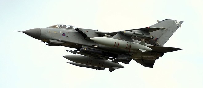 La Grande-Bretagne dispose deja de 8 Tornado et d'un nombre indefini de  drones qui participent a des frappes en Irak depuis l'an dernier.