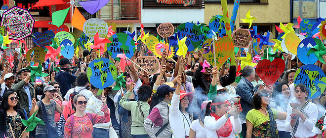Marche pour le climat le 29 novembre a Bogota. Selon Oxfam, dix pour cent des habitants les plus riches de la planete sont responsables de plus de la moitie des emissions de CO2.
 