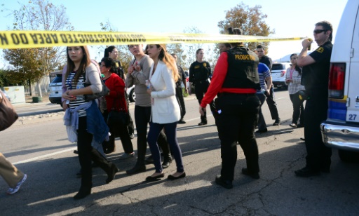 Des survivants de la fusillade de San Bernardino en Californie sont évacuées par la police, le 2 décembre 2015 © FREDERIC J. BROWN AFP