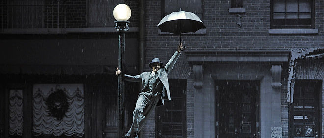 Don Lockwood ( Dan Burton) danse la  fameuse scene sous la pluie