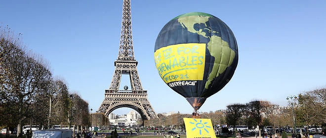 Un ballon representant la Terre devant la tour Eiffel, photo d'illustration.