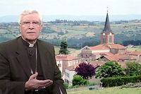 Monseigneur di Falco critique l'attitude irrespectueuse de certains fidèles. ©Le Point