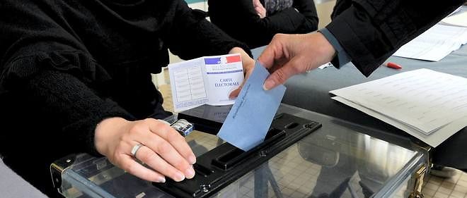 44, Nantes. Bureau de vote lors de l'election presidentielle 2012, femme deposant bulletin de vote dans urne.