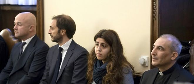 (g-d): les journalistes italiens Gianluigi Nuzzi et Emiliano Fittipaldi, la consultante Francesca Chaouqui et Mgr Lucio Angel Vallejo Balda, lors de leur proces, le 24 novembre 2015 au tribunal du Vatican, a Rome